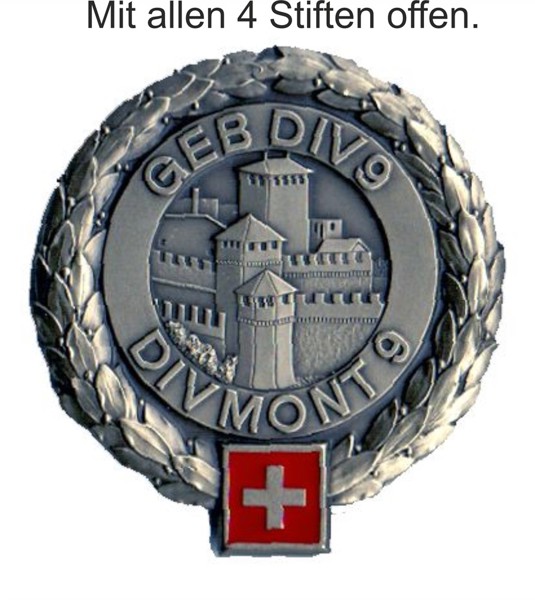 Bild von Gebirgsdivision 9 Béret Emblem. Mit allen 4 Stiften offen. Auf Styropor aufgesteckt für den Versand.